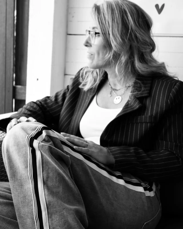 “Tijd voor een persoonlijke noot, recht uit het hart.” 

Even op een laag pitje…

Soms haalt het leven je even onderuit. De afgelopen jaren waren intens: ik verloor mijn vader plotseling aan een hersenbloeding en later mijn moeder aan teruggekeerde borstkanker. Voor mijn 40ste beide ouders kwijt… dat hakt erin.

Alsof dat nog niet genoeg was, knalde ik er ook nog even flink af met de fiets. Alles bij elkaar was het veel. Heel veel. Dus stond Esvadesign even op pauze – en dat was precies wat nodig was.

Maar ik krabbel op. Met hulp, liefde en de steun van mijn gezin, zus, zwager, nichtje, familie,vrienden en een hele fijne psycholoog. Stap voor stap komt de creativiteit weer terug. En geloof me: ik heb zin om weer te knallen (soms nog wat kantelend, mal en dwaas – maar ik ga door).

Na het verlies van mijn ouders ontdekte ik ook essentiële oliën – inmiddels niet meer weg te denken uit mijn dag routine en leer ik er nog steeds meer over. 

Bij deze was dit een persoonlijk verhaal over mij. Iets delen vind ik soms lastig, maar ook dat hoort erbij. Want het leven gaat niet alleen over rozen. We maken allemaal dingen mee die ons vormen, stilzetten of veranderen. En juist dát mag ook gezien worden. Dus vandaag even geen product/dienst of plaatje, maar een stukje van mij.

Dankjewel dat je er nog bent fijne trouwe klant/volger! Bedankt voor je geduld, je support en je vertrouwen. 💛

Liefs,
Daniëlle
Esvadesign

#persoonlijkverhaal
#rouwverwerking
#levensecht
#veerkracht
#esvadesign
#rouw
#verlies
#krachtuitliefde
#opkrabbelen
#zelfzorg
#rouwentochnogleven
#creativiteithelpt
#essentiëleoliën
#dankbaar
#liefdeoverlijdenheen
#terugvanweggeweest
#nieuwebegin
#malendwaasmaardoorgaan
#liefdevoorolie
#helen