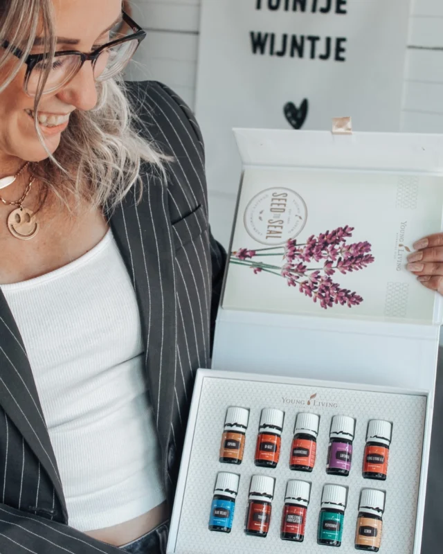 2024 was het jaar waarin ik voor het eerst kennismaakte met essentiële oliën van Young Living 🌿

En eerlijk? Ik had zo m’n twijfels.

Tot ik één goed gesprek had met @lindsay_nails_en_essentials 
Er ging een wereld voor me open.
Dít was precies wat ik nodig had, “Na een lange periode vol tegenslagen…🙈🥹”

Sindsdien gebruik ik ze elke dag:
✨ Rollers bij hoofdpijn, eczeem en om beter te slapen
✨ Heerlijke blends in de diffuser — voor rust, focus of gewoon een fijne sfeer
✨ Een natuurlijke boost voor m’n welzijn en energie

Ik heb nu m’n eigen kleine apotheek in huis, helemaal afgestemd op wat ik nodig heb.
En geloof me: ik wil écht niet meer zonder.

Nieuwsgierig geworden? Stuur me gerust een berichtje — ik deel m’n ervaring met liefde 💌

#YoungLiving #EssentiëleOliën #NatuurlijkGezond #MijnOlieReis #ZelfzorgMetOlie #NatuurlijkLeven #WellnessThuis #OlieRollers #DiffuserLiefde #PureNatuur #MoederNatuurHelpt #RustInHuis #YoungLivingOils #Aromatherapie #GezondVanBinnenuit #OliënMetLiefde