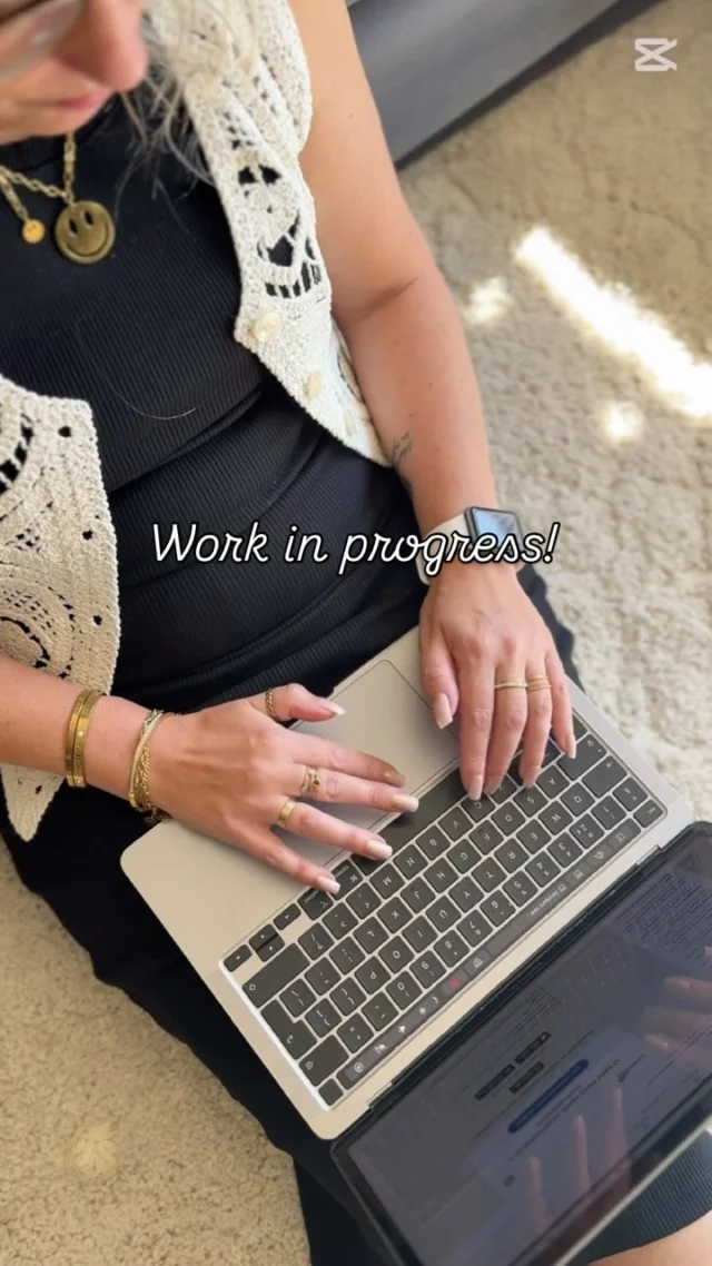Work in progress ✨
Zo werk ik – gewoon vanuit huis, aan mijn op maat gemaakte bureau waar ik nog elke dag blij van word.

Met mijn favoriete Adobe-tools – Illustrator, Photoshop en InDesign – ontwerp ik van alles: logo’s, flyers, huisstijlen, social media visuals en drukwerk op maat.

Heb je een creatief idee of ben je op zoek naar een uniek ontwerp? Ik denk graag met je mee en kom met een passende prijs voor jouw project.

Laat van je horen, ik help je graag verder!

#WorkInProgress #GrafischOntwerper #Thuiswerken #OpMaatGemaakt #CreatiefBureau #AdobeIllustrator #PhotoshopDesign #InDesignLove #LogoOntwerp #FlyerDesign #DrukwerkOpMaat #FreelanceDesigner #DutchDesign #CreatiefWerk #BrandingDesign #VisueleIdentiteit #GrafischVormgever #ZelfstandigOndernemer #DesignFromHome #IllustratorLife #LogoLiefde #CustomDesign #DesignStudio #MinimalDesign #ModernBranding #Ondernemen #CreatieveOndernemer #DesignThatWorks #ZzpLeven